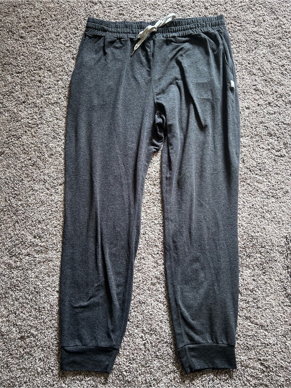 Vuori Woman’s Charcoal Heather Performance Jogger Large.